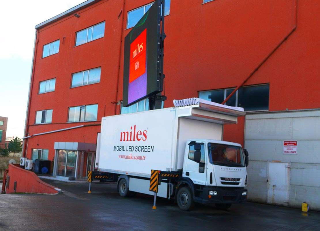 mobile-led-screen-vehicle-2.jpg